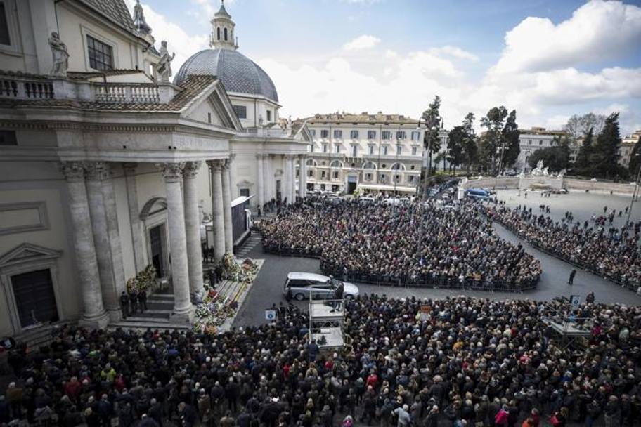 Migliaia di persona fuori della Chiesa degli Artisti di Roma per i funerali di Fabrizio Frizzi. Ansa